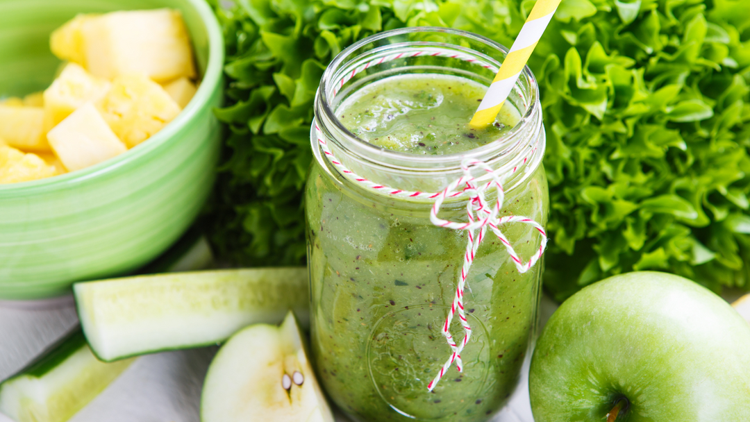 Grüner Smoothie mit Ananas, Apfel, Gurke und Salat