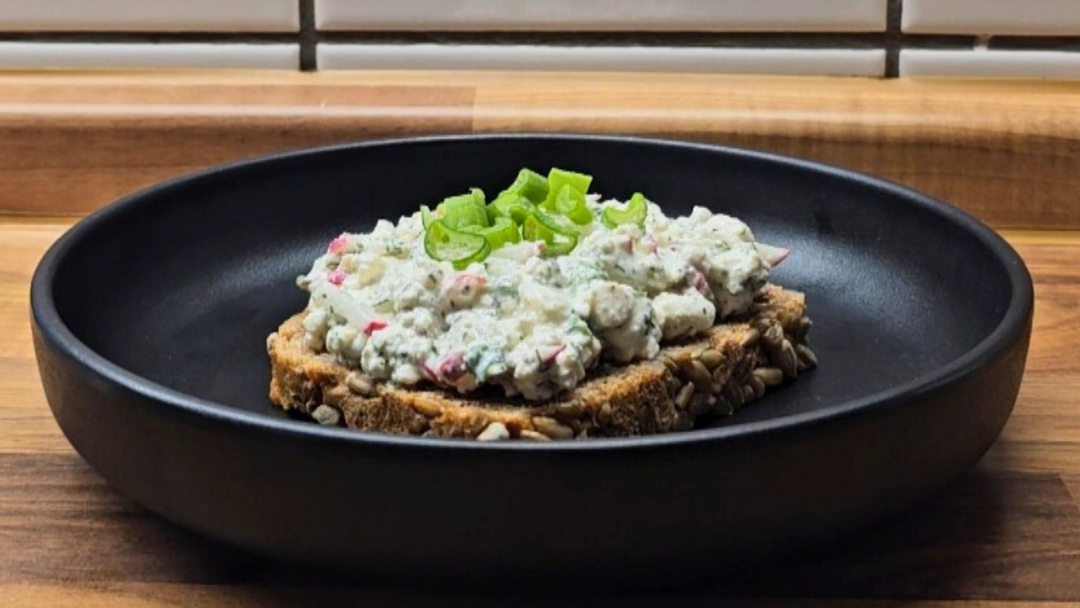 Proteinreicher Hüttenkäse-Dip mit Dill & Radieschen